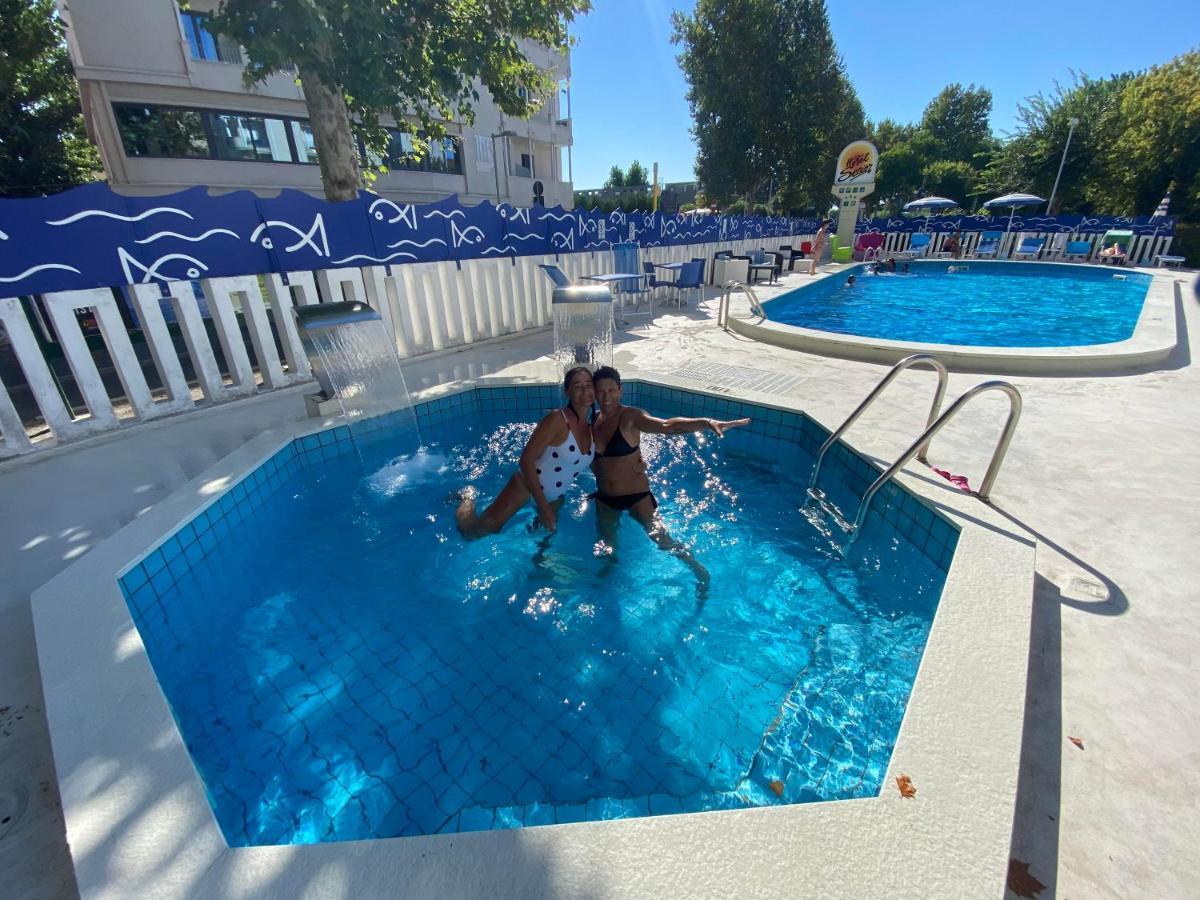 Hotel Senior Cattolica Eksteriør bilde