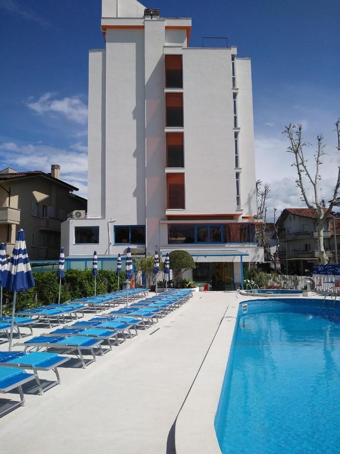 Hotel Senior Cattolica Eksteriør bilde