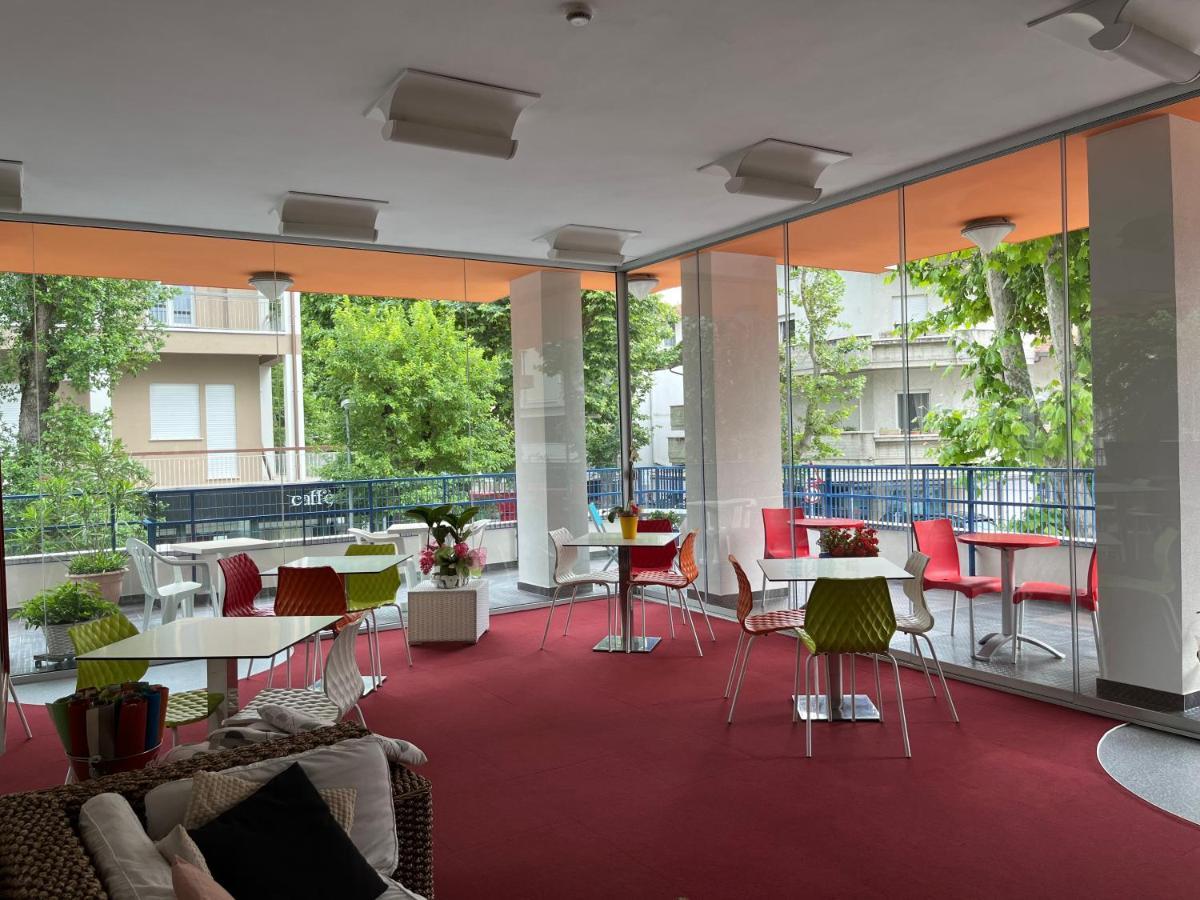 Hotel Senior Cattolica Eksteriør bilde
