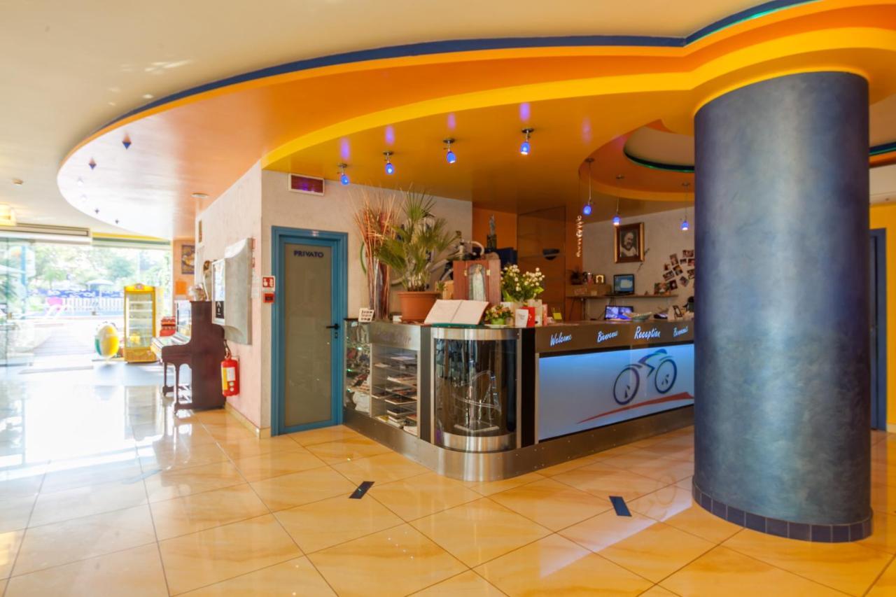 Hotel Senior Cattolica Eksteriør bilde